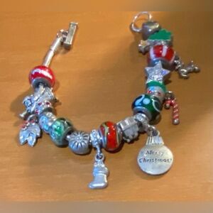 Multicolor Christmas Holiday Charm Beaded Bracelet Womens 6 Inch Toggle DECEMBER